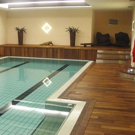 Parkett um Indoor-Pool
